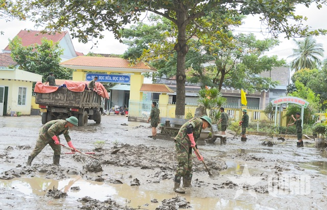 Vùng lũ Đắk Lắk ấm tình quân dân, thắm nghĩa đồng bào